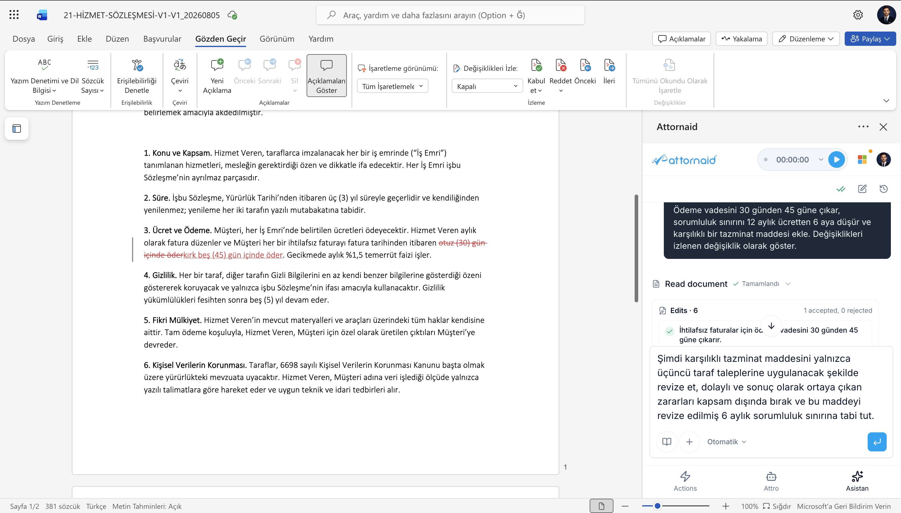 Microsoft Word'de Attornaid Asistanı bölmesi, bir hizmet sözleşmesinde izlenen değişiklikler olarak düzenleme önerileri sunuyor.